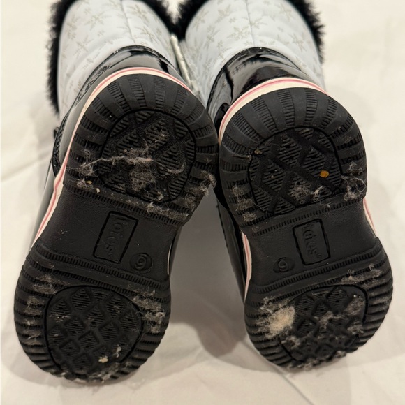 Totes Muller Kids Faux Fur Toddler Winter Boots with Black and White Design - Picture 6 of 6